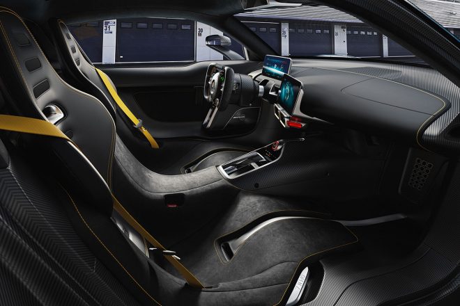 インテリアもサーキット走行を念頭に必要最低限の装備が備えられる