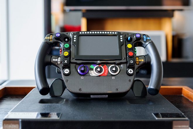 スイートルームにはF1ステアリングなども展示