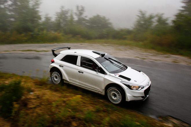 走行テストは新型ヒュンダイi20 R5を使用して行われた