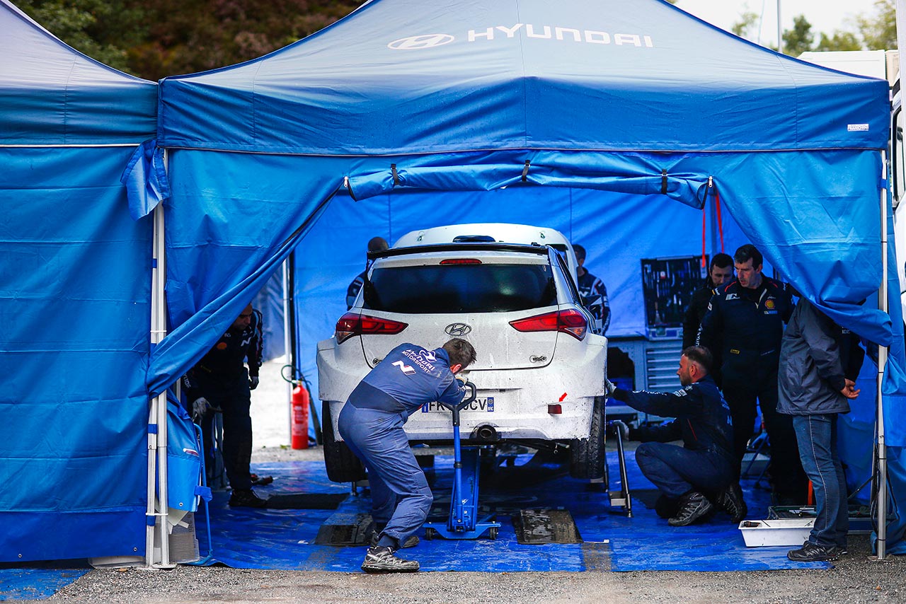 テストではドライビングスキルだけでなく、チームスタッフとのコミュニケーション力も評価の対象に