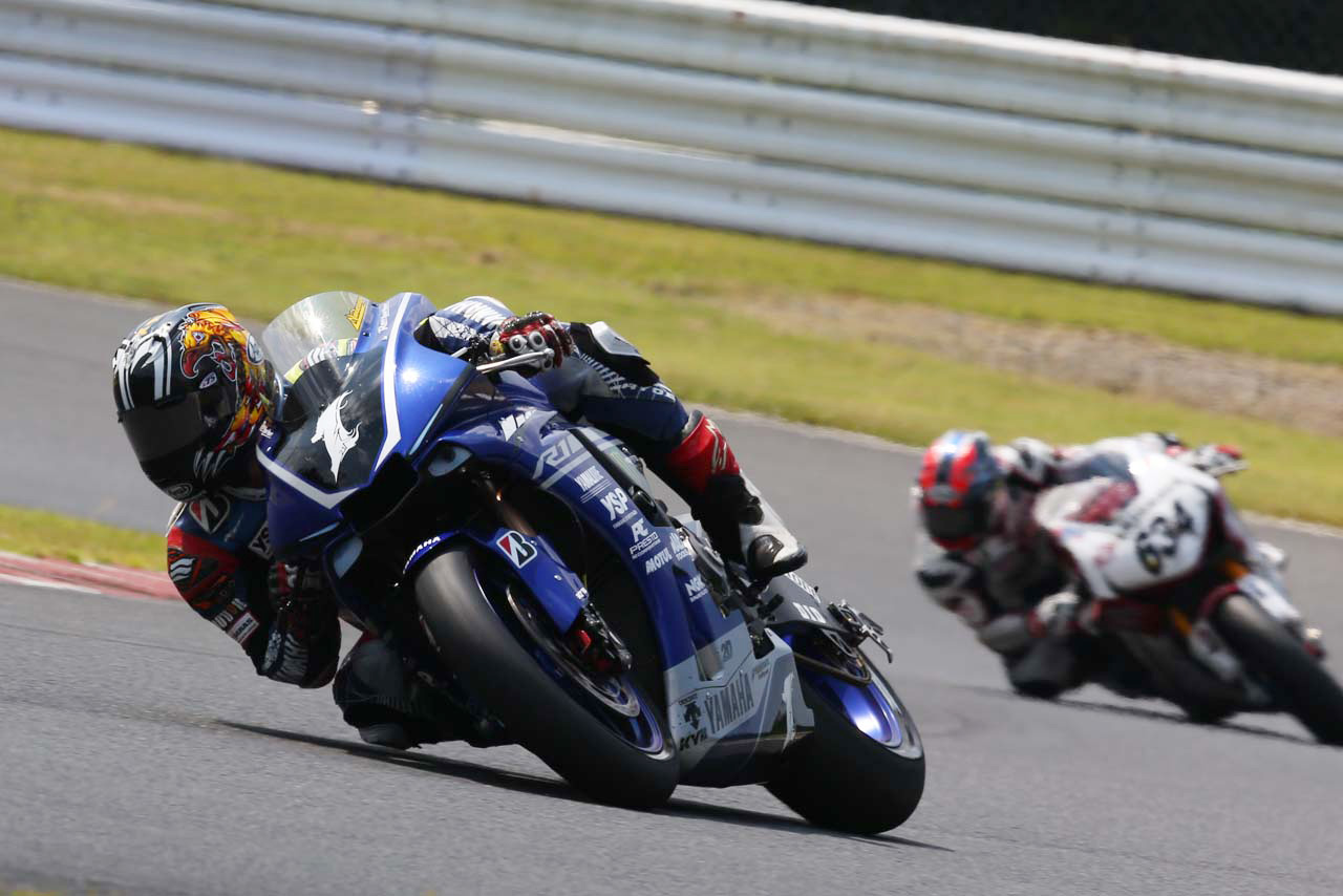 レース終盤で高橋巧を引き離しにかかる中須賀克行