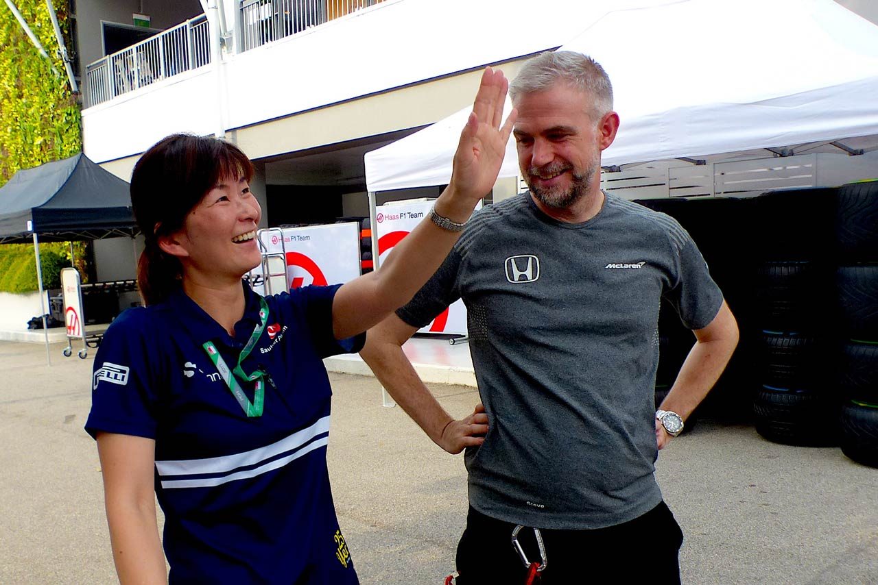 ホンダ時代に一緒に仕事したマクラーレンの広報のスティーブ クーパー 右 あなたは何しに ホンダからザウバーへ 広報としてf1界で活躍する日本人の画像 写真 2 Autosport Web