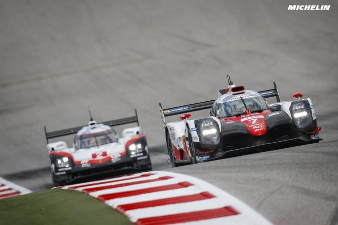 2号車ポルシェ919ハイブリッドと競る7号車トヨタTS050ハイブリッド