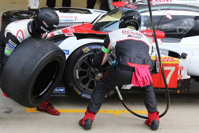 タイヤ交換は4名で行うが一度に使用できるインパクトレンチはひとつのみ