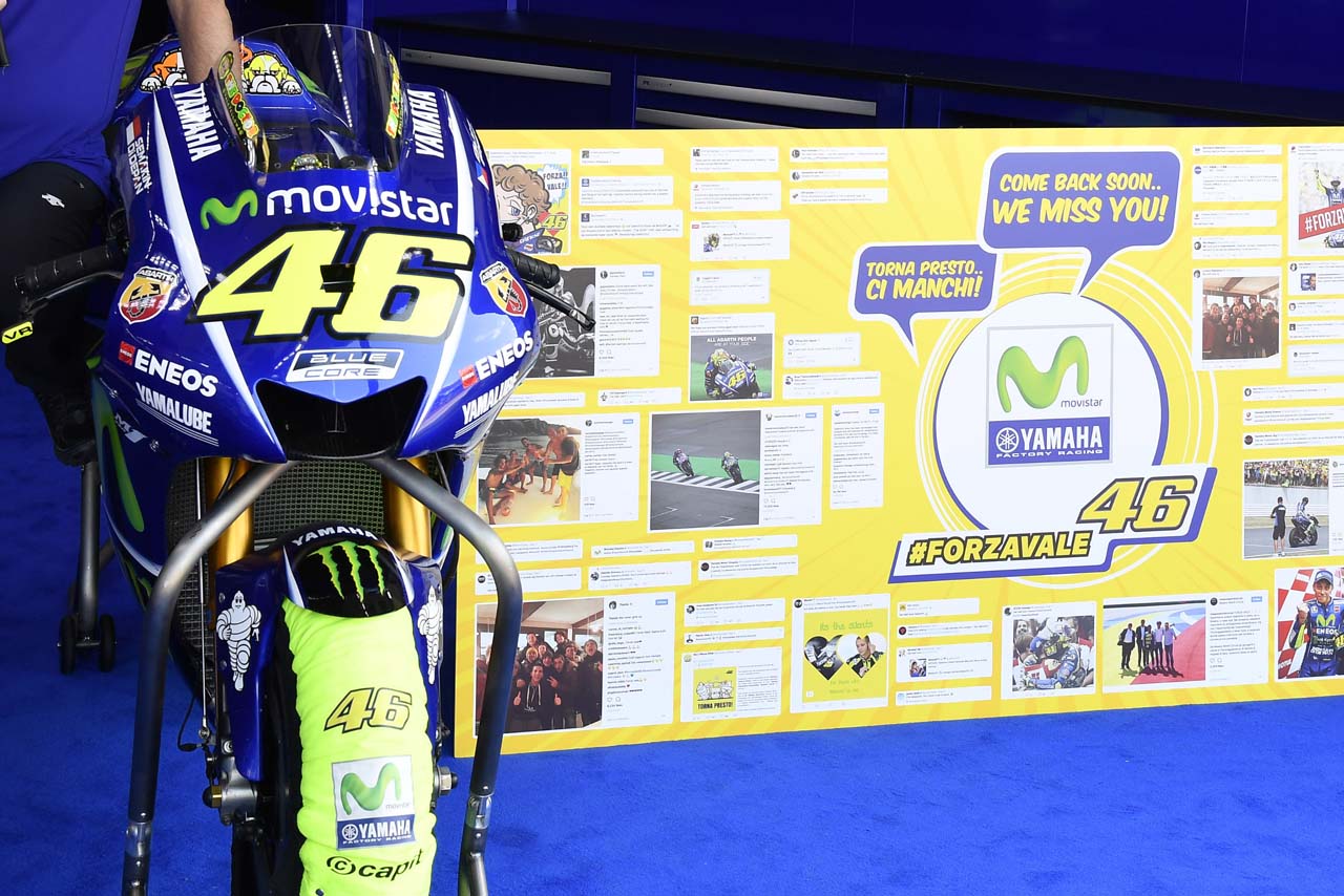 サンマリノGPのピットにおかれたバレンティーノ・ロッシのマシン