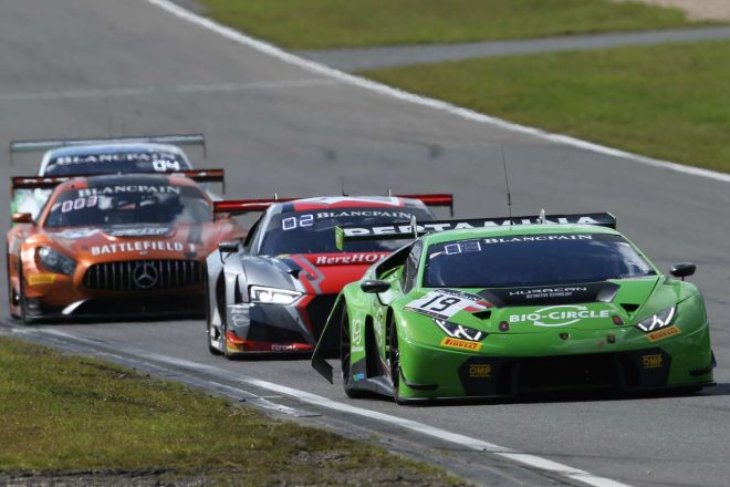 19号車ランボルギーニ・ウラカンは予選レースでトップチェッカーを受けるもペナルティで2位に降格