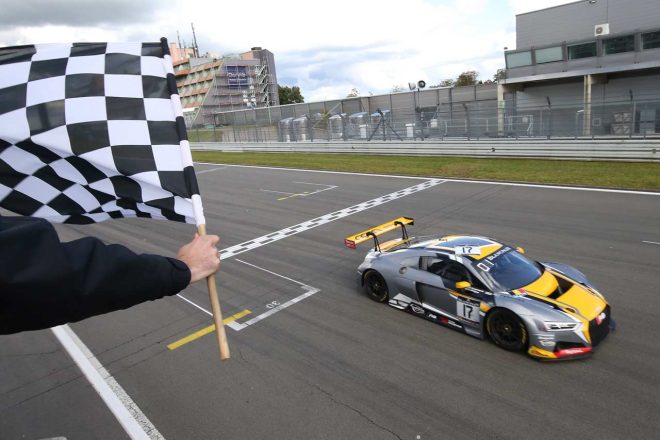 トップチェッカーを受ける17号車アウディR8 LMS