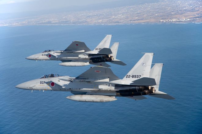 決勝前セレモニー中に展示飛行を行うF-15戦闘機