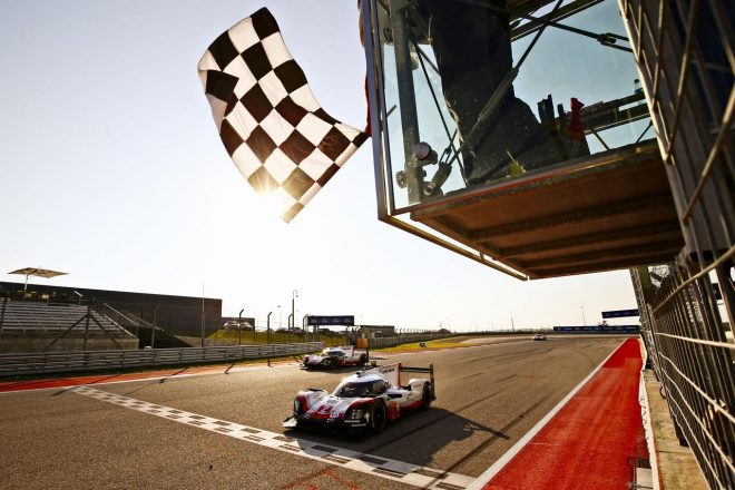 2017年3度目のワン・ツー・フィニッシュを達成した2号車ポルシェと1号車ポルシェ