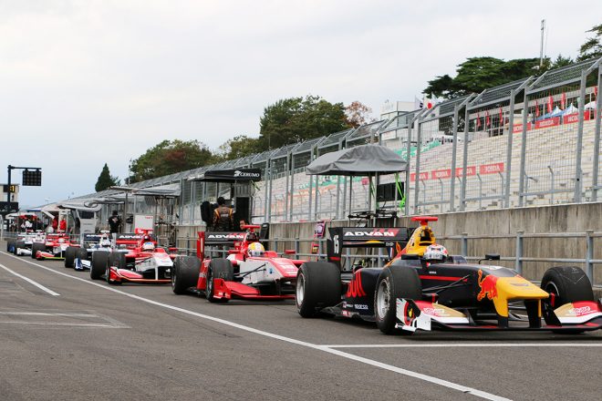 セッション開始前、いち早くピットレーンに並んだピエール・ガスリー（TEAM MUGEN）