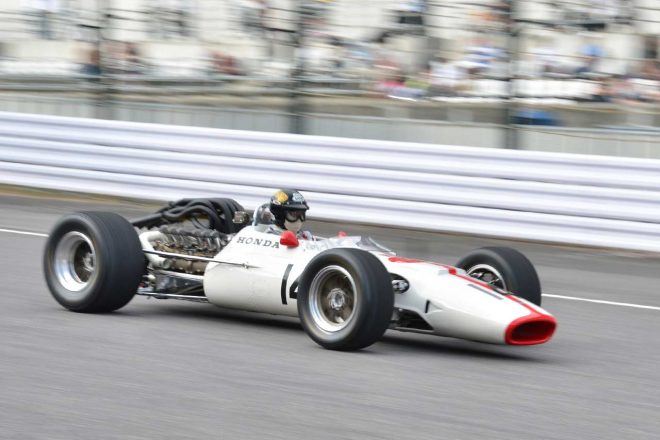 佐藤琢磨がデモランするホンダRA300