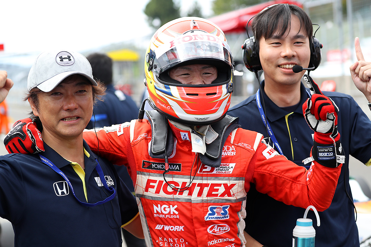2017年全日本F3第20戦SUGOを制し、加藤寛規監督と初優勝を喜ぶ大津弘樹（TODA FIGHTEX）