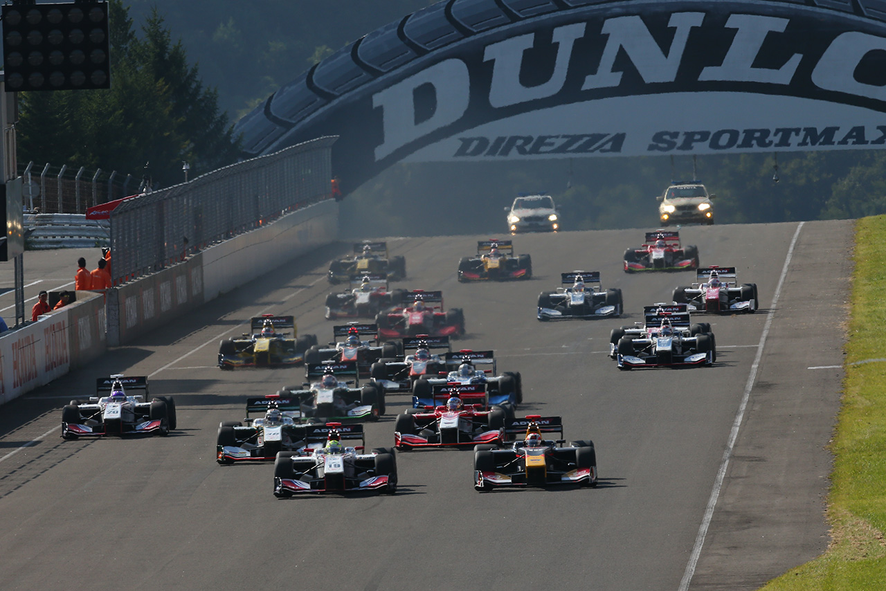 スーパーフォーミュラ第6戦SUGO スタートシーン