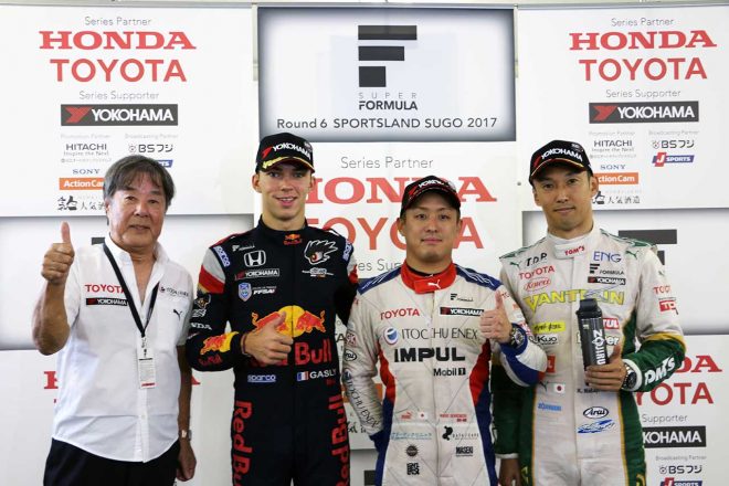 第6戦SUGO決勝レーストップ3の関口、ガスリー、一貴と星野一義監督