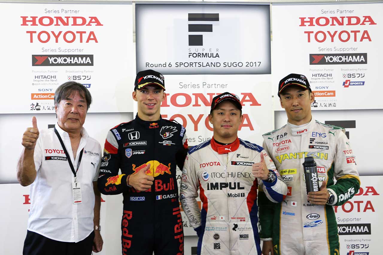 第6戦SUGO決勝レーストップ3の関口、ガスリー、一貴と星野一義監督