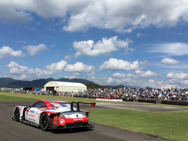 DENSO KOBELCO SARD SC430がV8NAサウンドを飛行場に響かせた