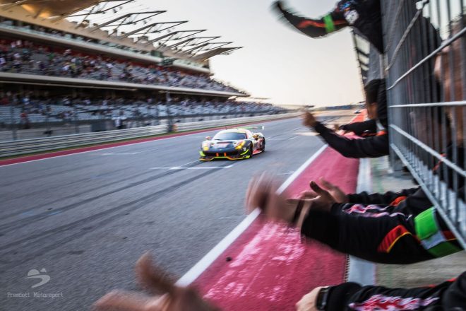 LM-GTEアマクラス2位でチェッカーを受ける61号車フェラーリ488 GTE