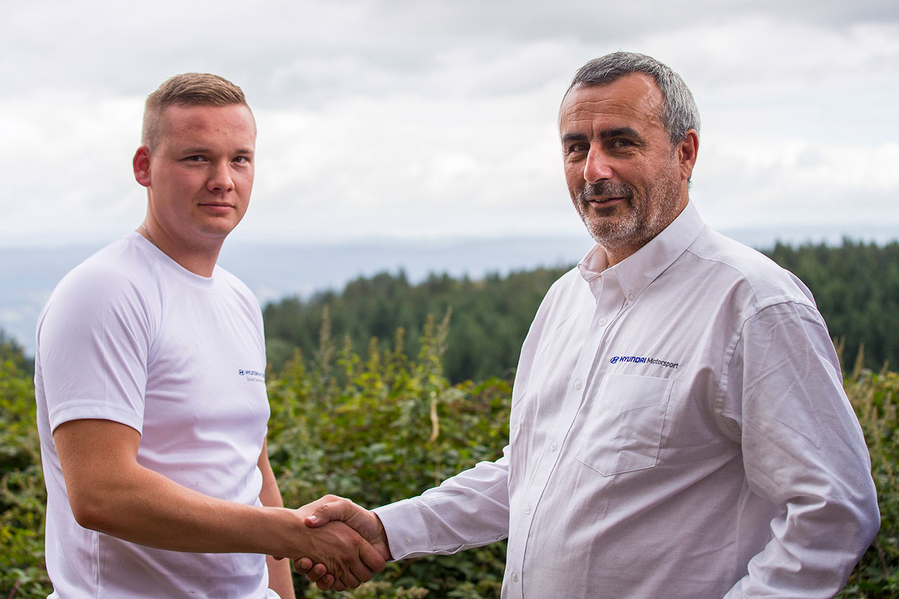 HMDPに選出されたヤリ・フッツネン（左）