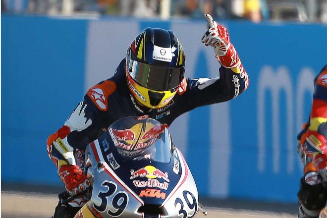 激戦となった最終戦レース1を僅差で制した真崎