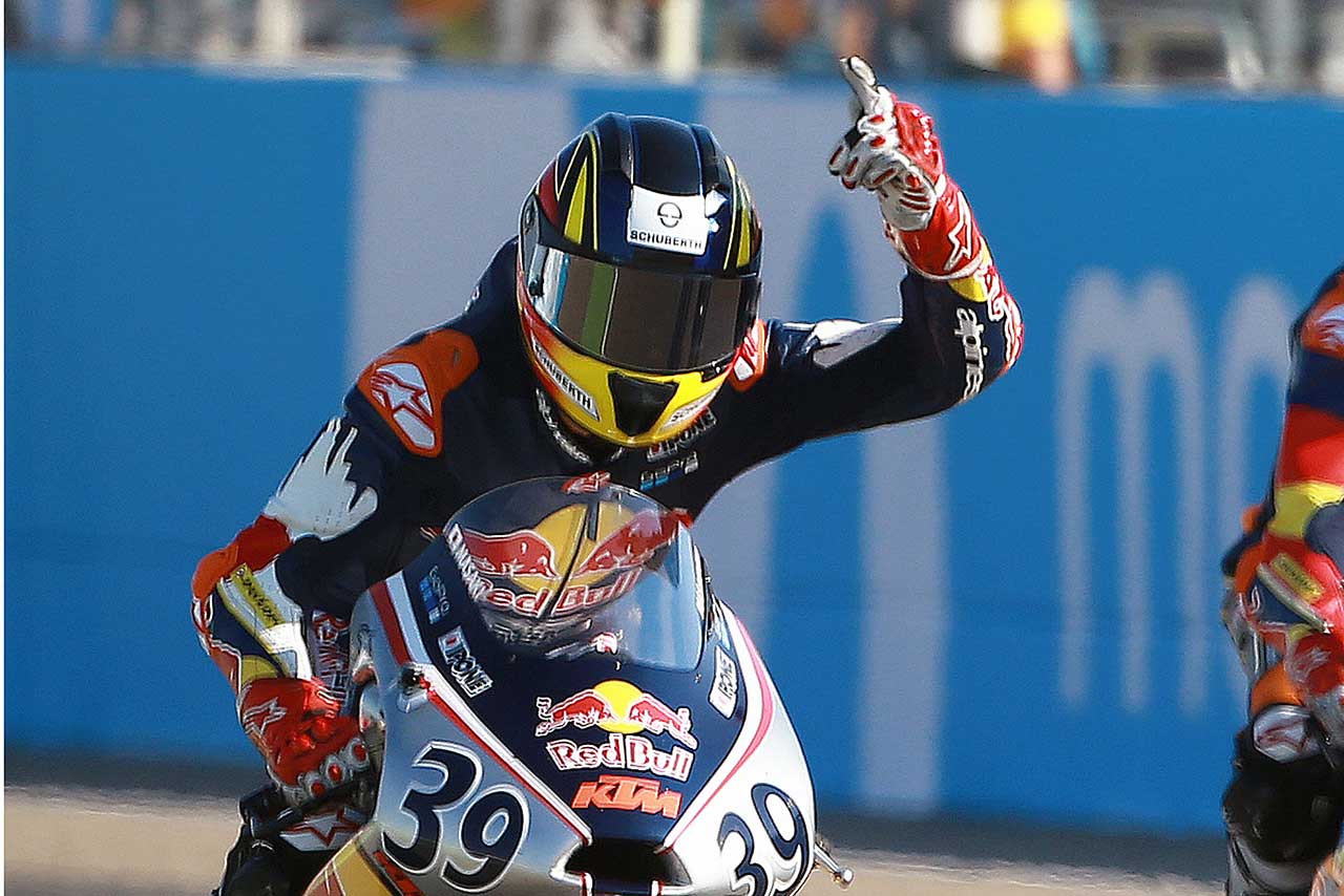 激戦となった最終戦レース1を僅差で制した真崎