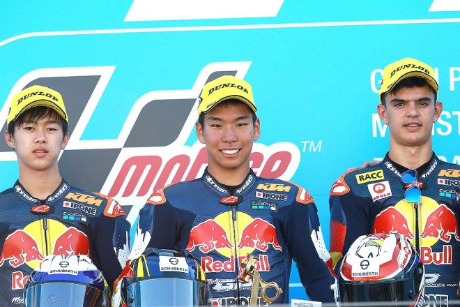 最終戦レース1で優勝した真崎（中央）と、2位の小椋（左）、3位のヴィヴ（右）