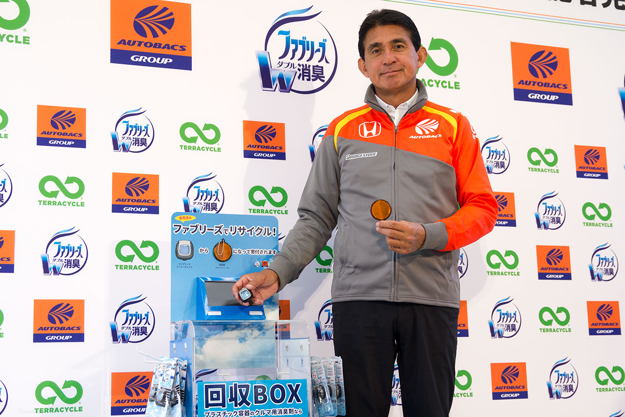 記者会見に登壇した鈴木亜久里代表