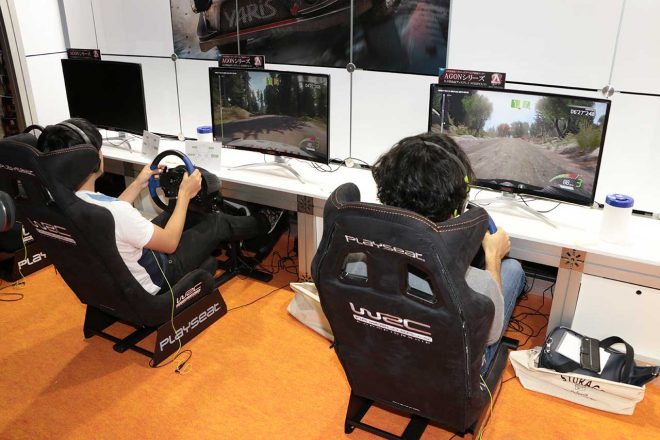 試遊には男性はもちろん、女性や外国人の姿も見られた