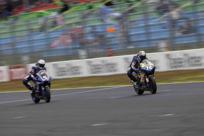 2017年全日本ロードレース第8戦岡山 2位争いをする高橋裕紀と野左根航汰