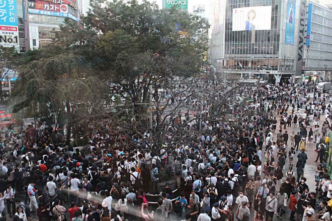 アロンソが登場するとあって、多くのファンが渋谷のハチ公像前に駆け付けた