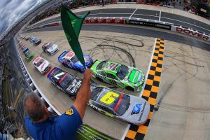 NASCARエクスフィニティ・シリーズの第28戦Drive Sober 200 スタートシーン