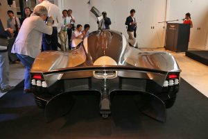 巨大なディフューザーを備える車体リヤ。2本のテールパイプは1000馬力を発揮する12気筒エンジンにつながる