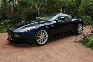 会場にはアストンマーチンの最新クーペ『DB11』も展示されていた。