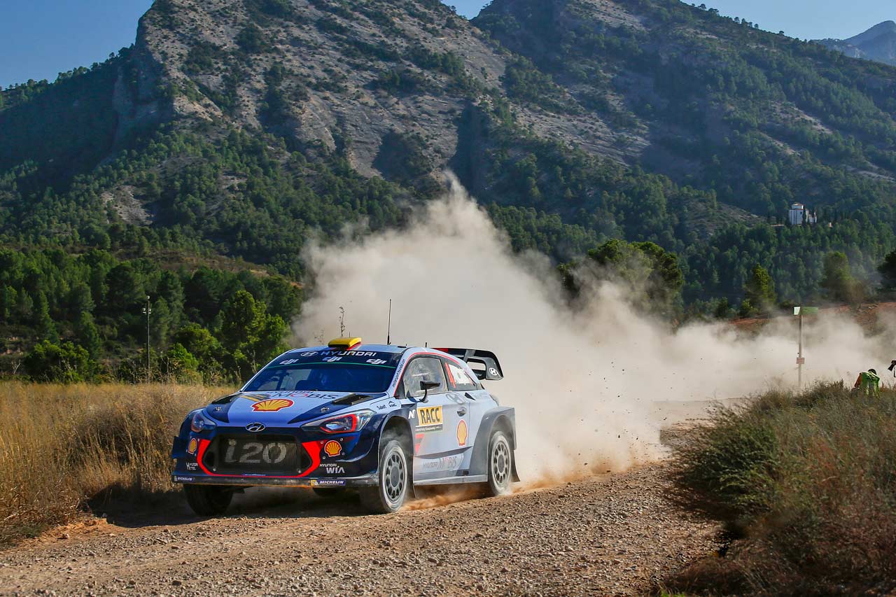 総合首位に立ったアンドレアス・ミケルセン（ヒュンダイi20クーペWRC）