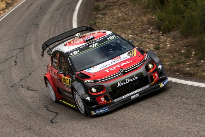 2番手の13秒差を付けて首位に立つクリス・ミーク（シトロエンC3 WRC）