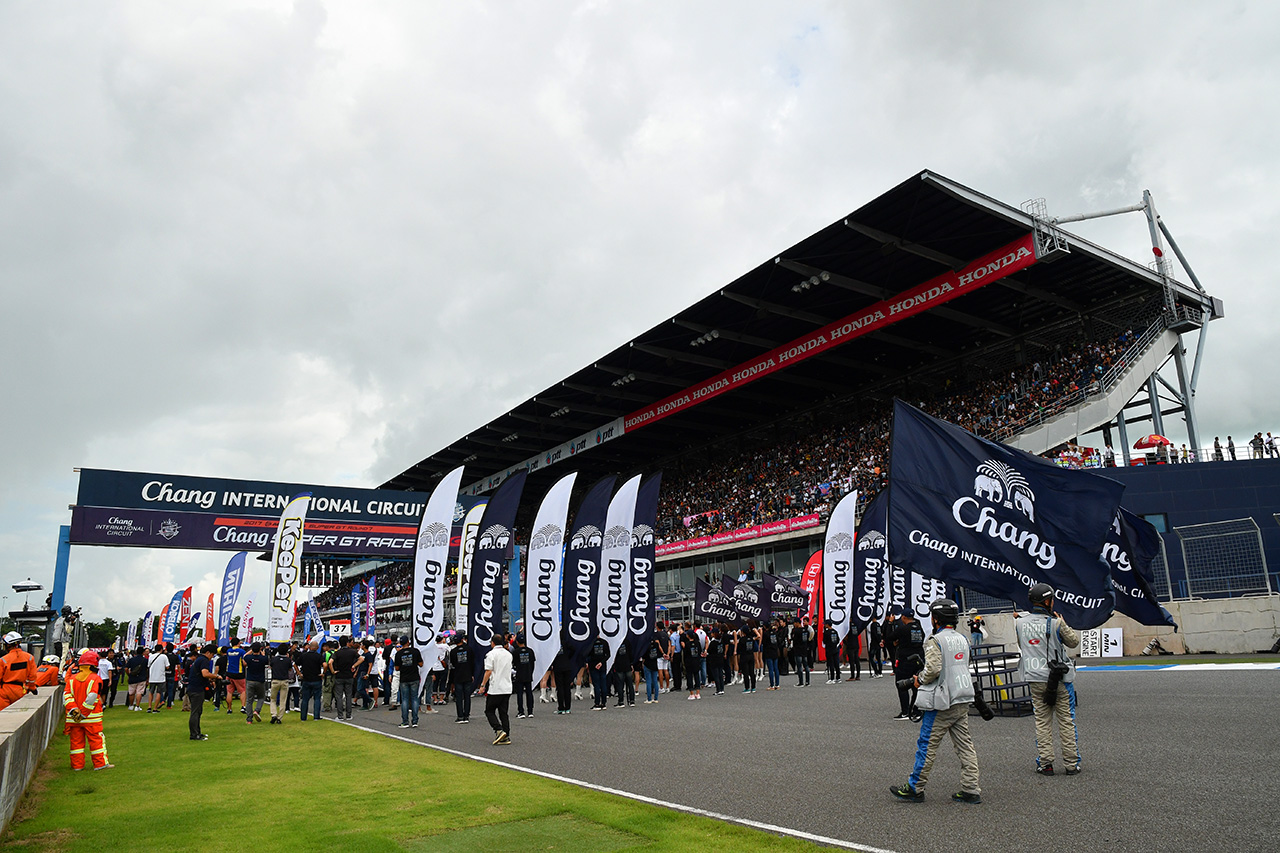 スーパーGT第7戦タイ スターティンググリッドの様子