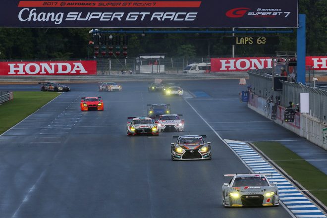 レース開始前に降ったスコールにより、レースはウエットコンディションで幕開け