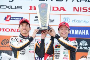 今季2勝目を挙げた中山雄一（左）と坪井翔（右）