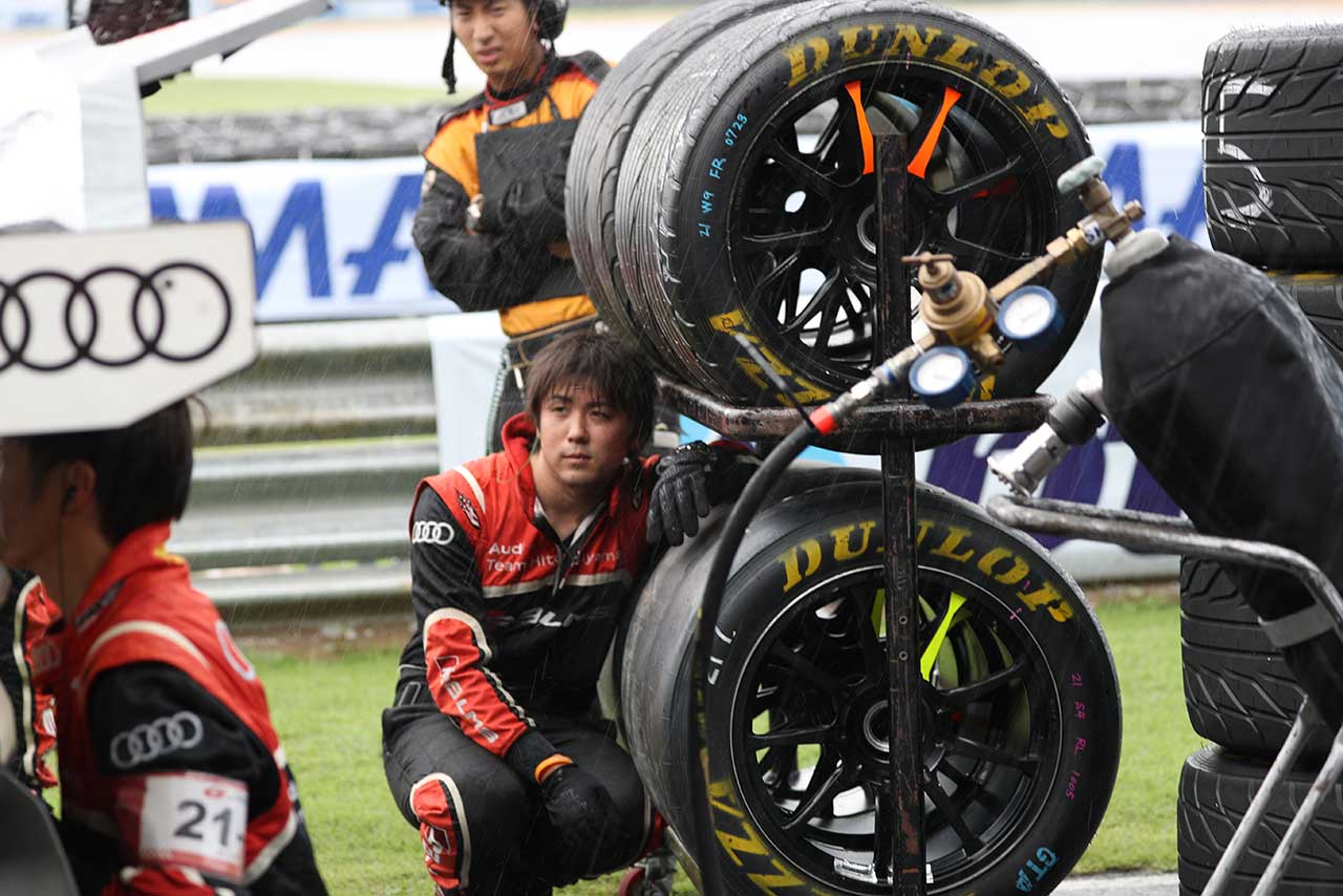 スーパーGT第7戦タイは、決勝スタート直前にスコールがあり、これが各チームの戦略を分ける形に