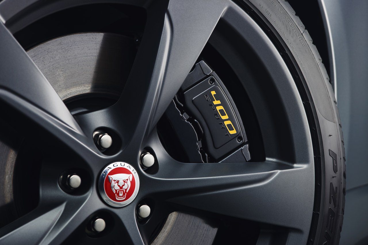 ブレーキキャリパーなど 400 Sport ロゴが至るところにあしらわれる 300psの4気筒インジニウム搭載 ジャガー Fタイプ 18年モデル登場の画像 写真 6 Autosport Web
