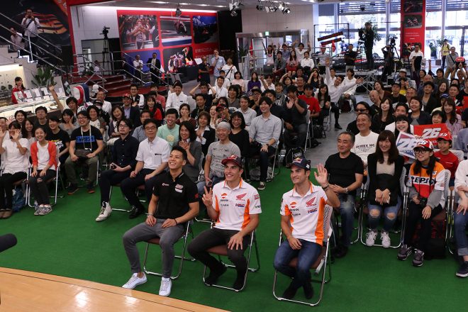 3人はイベントの最後に集まったファンと記念撮影を行った