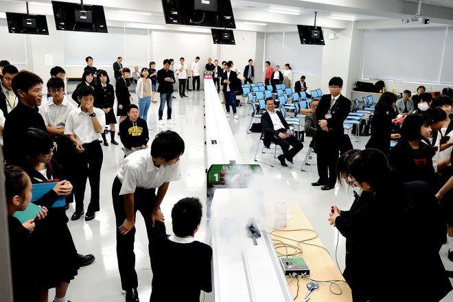 今回のトライアルレースは20mの直線レーンで競うタイムレースと、リアクションタイム、チームプレゼンテーションの3種で争われた。世界最速タイムは昨年オーストラリアのチームがマークした0.916秒！