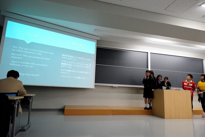 種目の一種としてプレゼンも重要な要素に。世界大会では英語での発表となるため中学生も英語でのスピーチにチャレンジ。授業でタブレットを使うこともあり、先生いわく「資料作成も苦にしない」という。