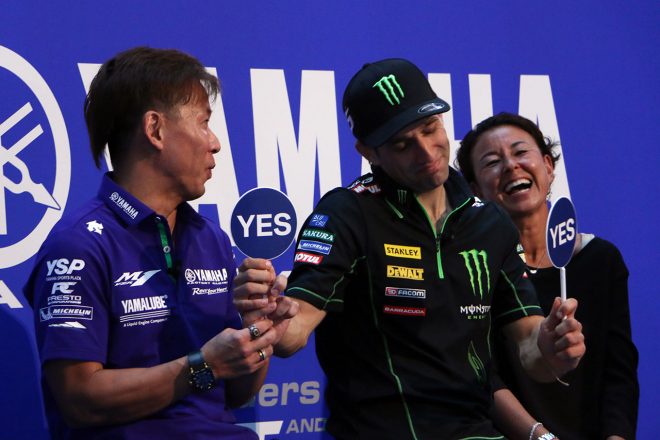 トークショーでは『YES／NO』の札で質問に回答。中須賀の回答を変えさせようとする（？）ザルコ