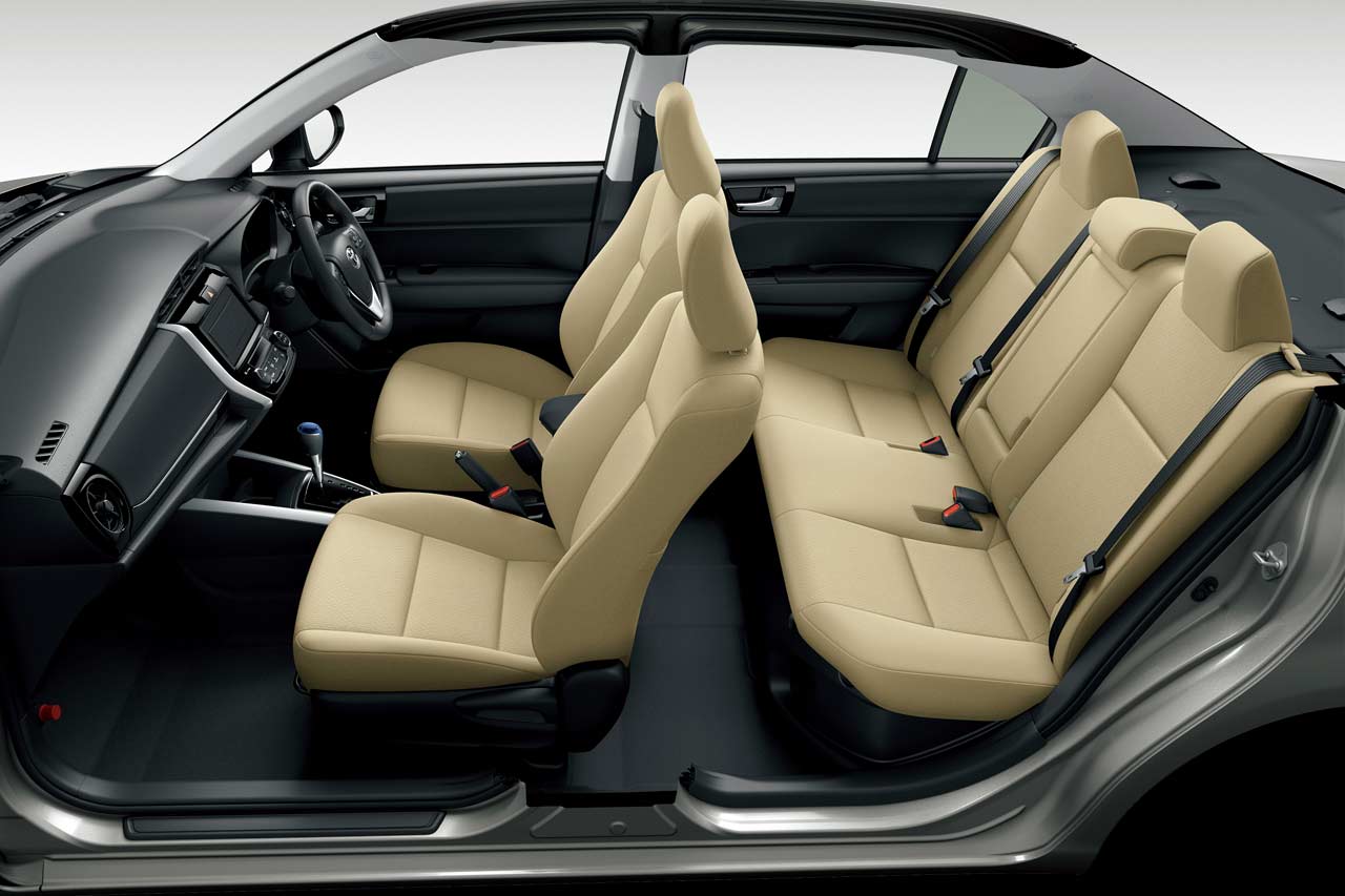 カローラアクシオ HYBRID G（内装色：ブラック/シート色：フラクセン）