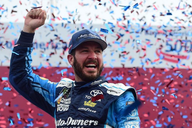 NASCAR第30戦を制したマーティン・トゥルーエクスJr.（トヨタ・カムリ）