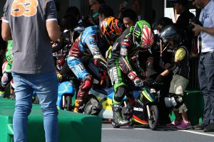 ピットでライダー交代するヨハン・ザルコとティト・ラバット