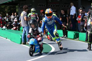 ライダー交代した子供を送り出すアレックス・リンス