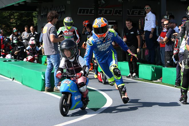 ライダー交代した子供を送り出すアレックス・リンス