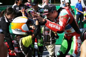 チームを組んだ子どもとハイタッチをするアレイシ・エスパルガロ