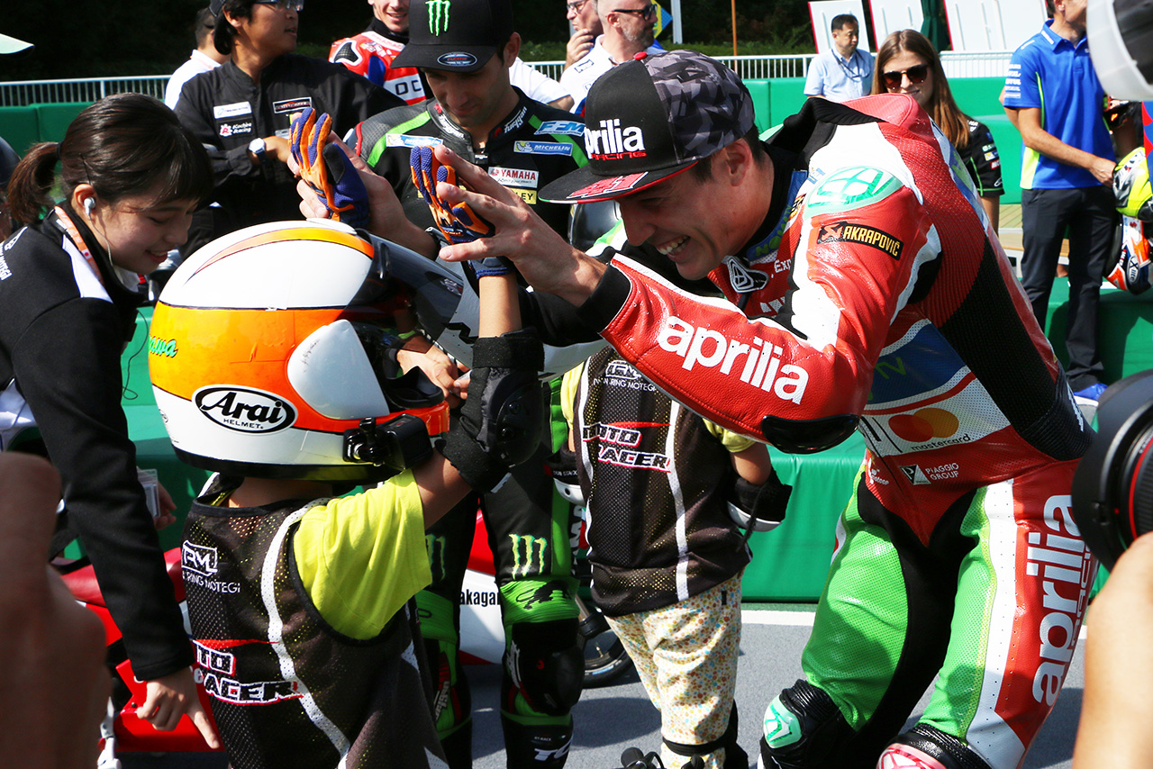 チームを組んだ子どもとハイタッチをするアレイシ・エスパルガロ